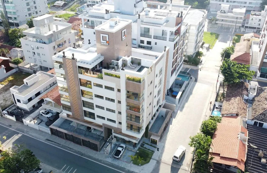 Apartamento novo luxo, 2 suítes, piscina aquecida no condomínio, 1 quadra do mar, completo-1