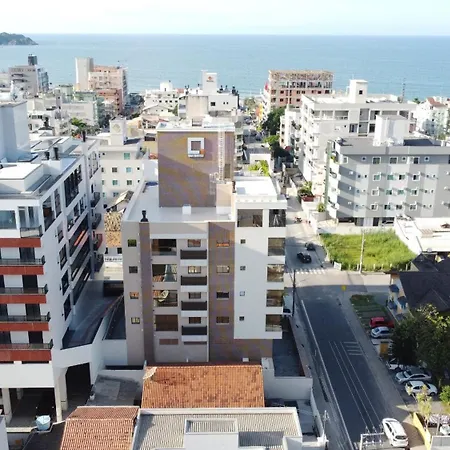 Apartamento novo luxo, 2 suítes, piscina aquecida no condomínio, 1 quadra do mar, completo-3